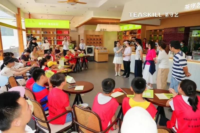 集團茶守藝聯(lián)動湖南烈士公園與湖南博物院帶領(lǐng)小小茶博士們探秘一片葉子的故事