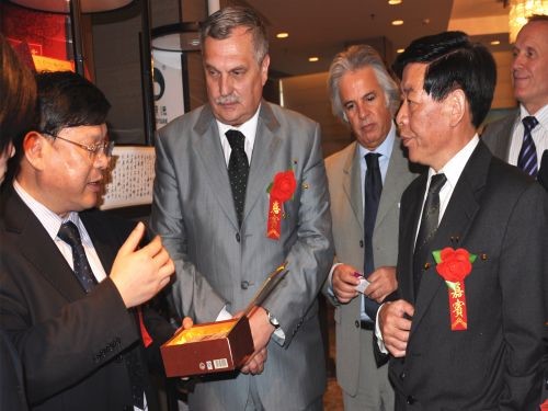 羅馬尼亞湖南黑茶推介會上，周重旺董事長在向客商介紹臻藏茯茶_副本